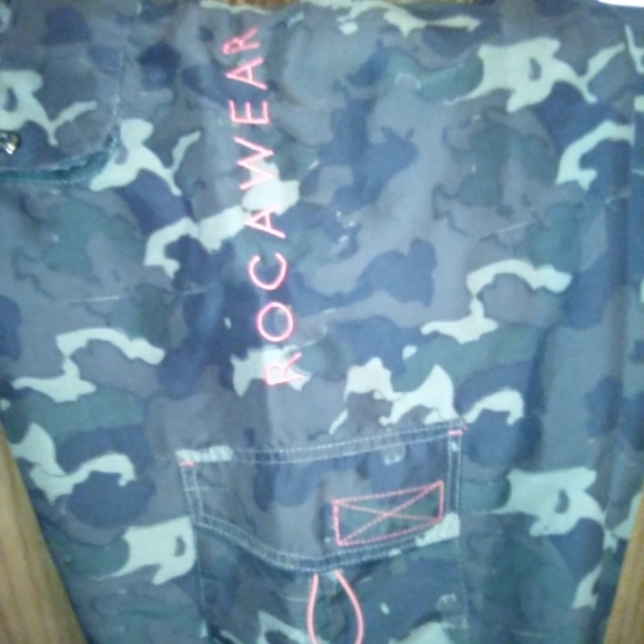 All kinds of clothes. Purses shoes and more - Picture 3 of 8